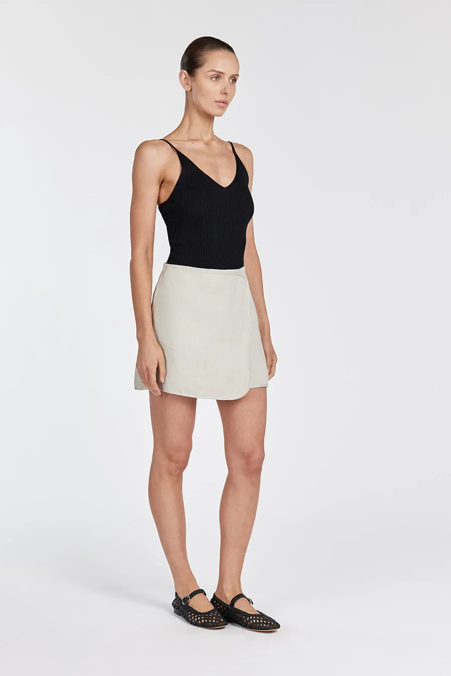 LULU LINEN CHALK WRAP MINI SKORT